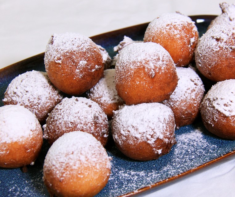 fresche ciambelle di zeppole alla ricotta